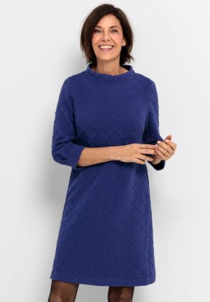 Alicia - Kleed met opstaande kraag en reliëf